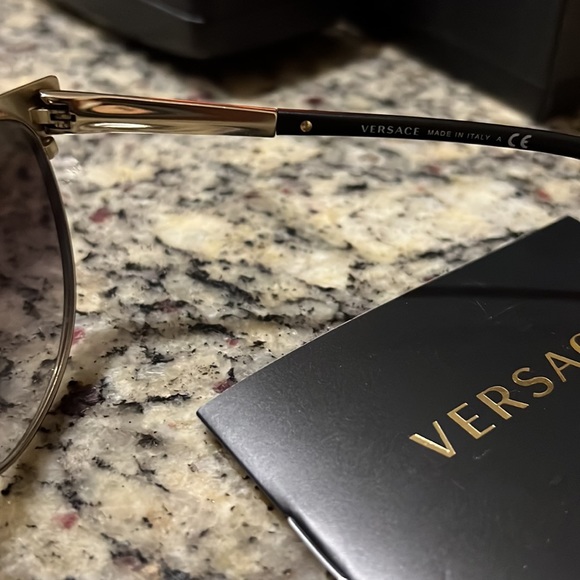 Versace sunglasses . No scratches - Picture 3 of 4
